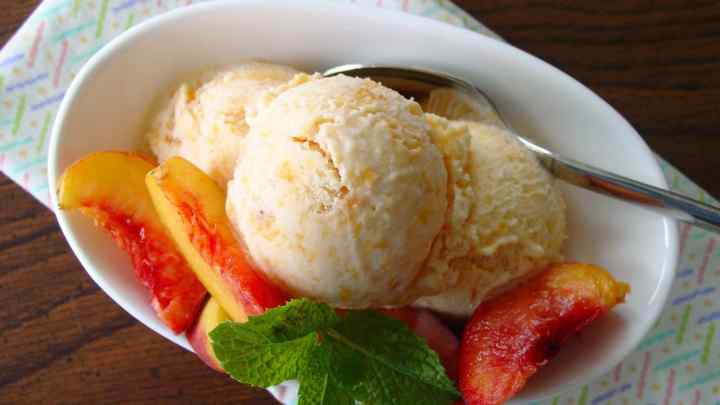 Ванільне морозиво з абрикосами
